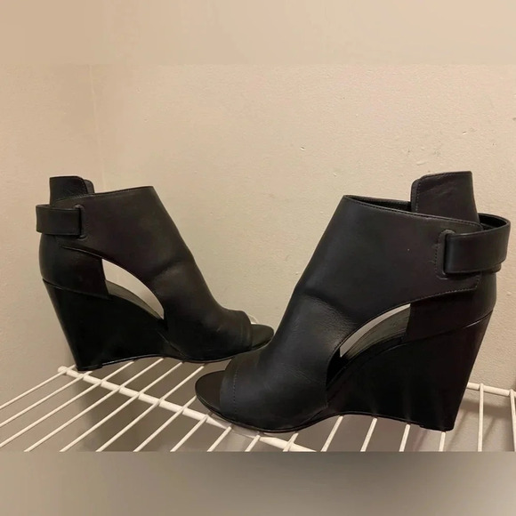 Vince. Katia leather wedge heel booties cut out details - Picture 2 of 13
